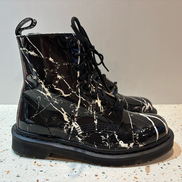 New Dr Martens 1460 PASCAL MARBLE‎ Patent Boots - Picture 2 of 9